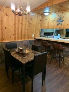 Wofford HeightsTillie Creek Retreat: a Creekside Oasis的一间带桌椅和酒吧的厨房