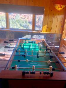 Wofford HeightsTillie Creek Retreat: a Creekside Oasis的房间里一排台球桌