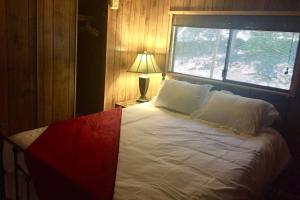Wofford HeightsTillie Creek Retreat: a Creekside Oasis的卧室配有一张大白色床和窗户