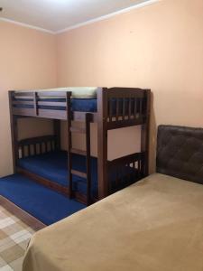 蒙加瓜Kitnet Cantinho 26的配有2张双层床的宿舍间