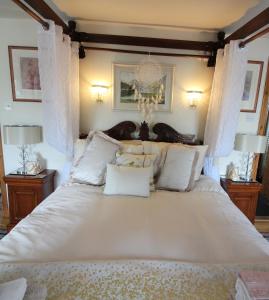 卡姆尔福德Melorne Farm Guest House的卧室配有白色大床和白色枕头