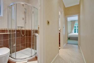 伦敦Noel Oasis : London Retreat的带淋浴、卫生间和盥洗盆的浴室