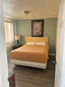 利明顿圣帕洛汽车旅馆的卧室配有一张床,墙上挂有绘画作品
