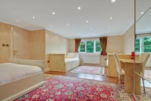 伦敦Noel Oasis : London Retreat的一间卧室配有一张床、一张桌子和一张桌子
