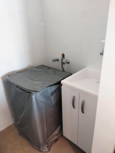巴兰基亚Distrito 90的盥洗盆旁带垃圾桶的浴室