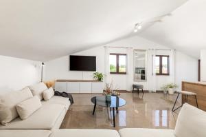 普拉Villa Miromar的白色的客厅配有沙发和桌子
