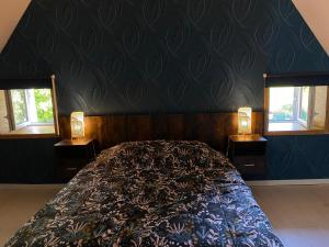 奥尔比LA CASA的一间卧室设有一张大床和两个窗户。
