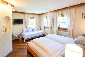 斯拉德明奥尔豪夫酒店的一间卧室设有两张床和两个窗户。
