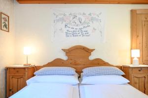 斯拉德明奥尔豪夫酒店的一间卧室设有两张床和两盏灯,墙上挂着一张照片