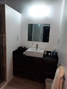 苏弗里耶尔Moringa Villa Master Suite的一间带水槽和镜子的浴室