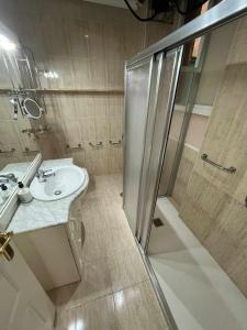 阿利坎特R-1-Комната в квартире для 2 человек -Alicante centro的带淋浴和盥洗盆的浴室