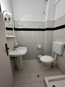 塞沃塔Villa Spyros的浴室配有白色卫生间和盥洗盆。