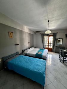 塞沃塔Villa Spyros的一间大卧室,配有两张床和一张桌子