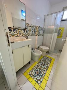 阿奇雷亚莱B&B Acireale - Il Cavalluccio Marino Fronte Mare的浴室配有卫生间、盥洗盆和淋浴。