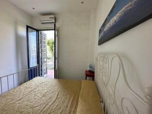 阿奇雷亚莱B&B Acireale - Il Cavalluccio Marino Fronte Mare的卧室配有一张床,墙上挂有绘画作品