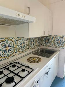 阿奇雷亚莱B&B Acireale - Il Cavalluccio Marino Fronte Mare的厨房配有炉灶和水槽