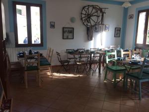 StazzemaPania forata hostel的用餐室设有桌椅和窗户。