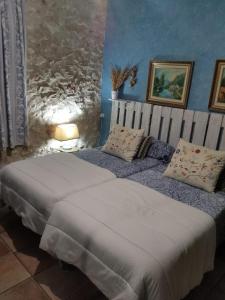 奥卡尼亚Habitación en Ocaña的卧室内两张并排的床