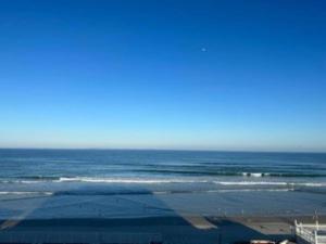 代托纳海滩Direct ocean front view 1 bedroom working pool的飞机享有海景