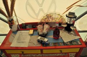 基萨莫斯Cornelia Hippie Magic Bus的一张桌子,上面放着玩具车和一瓶葡萄酒
