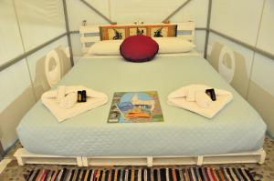 基萨莫斯Cornelia Hippie Magic Bus的一张位于房间的床,上面有两个枕头