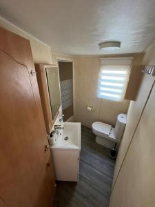 FuensaldañaCasa rural LYA的浴室配有白色水槽和卫生间。
