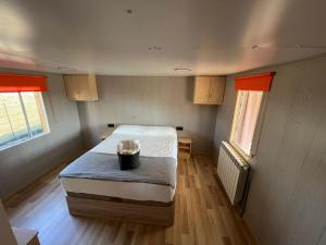 FuensaldañaCasa rural LYA的小房间设有床和2个窗户