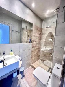 雅典Peaceful 3 Bedroom apartment in Athens center的浴室配有卫生间、盥洗盆和淋浴。