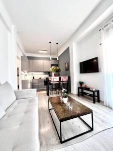 雅典Peaceful 3 Bedroom apartment in Athens center的客厅配有白色的沙发和桌子