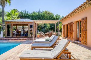 穆昂萨尔图Villa Golf les Cigales的一个带游泳池和房子的后院