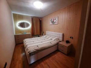 莫尔韦诺Appartamento la Regina del Lago的一间卧室配有一张大床和镜子