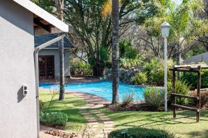 SandtonTranquil cottage的庭院中带游泳池的房子