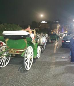 马拉喀什雷亚德拉胡斯住宿加早餐旅馆的夜间街上的一辆绿色马车
