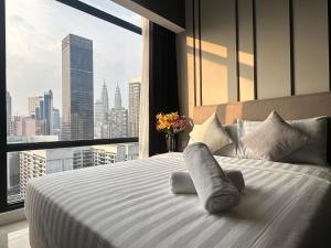 吉隆坡Axon Luxury Suites KL的一张位于带大窗户的房间内的床铺
