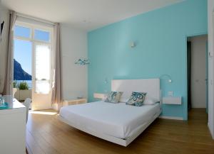 CastroCa del Lac Rooms的卧室设有白色的床和大窗户