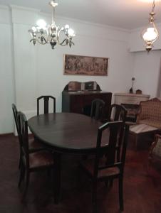 罗萨里奥Cómo en casa的餐桌、椅子和吊灯