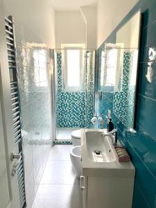 佛罗伦萨La Casa di Nicola的一间带水槽、卫生间和淋浴的浴室