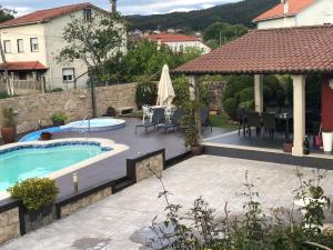 蓬特克苏斯A casa da charca的后院设有游泳池和凉亭