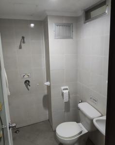 芭东海滩DJ House ดีเจ เฮ้าท์ป่าตอง的一间带卫生间和水槽的浴室