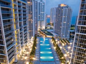 迈阿密Luxurious 1/1 Condo at Icon Brickell W/Pool的城市的夜景,高楼