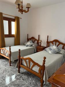 罗萨里奥港CASA LOS ABUELOS的一间卧室设有两张床和窗户。