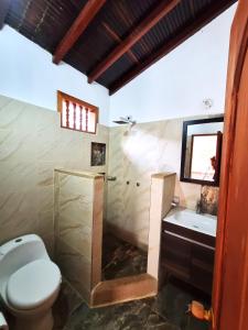 巴里查拉Hermosa y Acogedora Casa de Descanso & Mirador的一间带卫生间和水槽的浴室