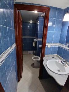 卡萨布兰卡Chambre Royale Avec toilette Interne的蓝色瓷砖浴室设有水槽和卫生间