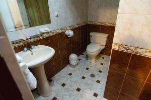 阿亚库乔赛拉利昂多拉达酒店的一间带卫生间和水槽的浴室