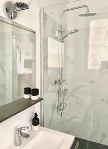 苏瓦松Le Central - Coeur historique - Netflix/Disney+的带淋浴和盥洗盆的浴室