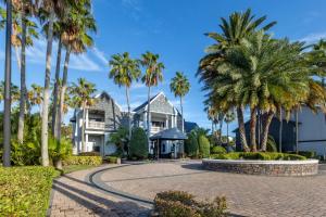 基西米Legacy Vacation Resorts Kissimmee & Orlando - Near Disney的棕榈树房屋和车道