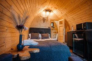 布朗Glamp In Style Pods Resort的木制客房内的一间卧室,配有一张床