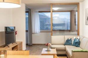 丰塔内拉Berg Aparts Faschina - 03 - b42790的带沙发和电视的客厅