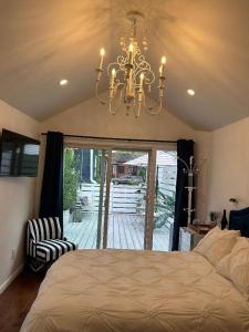 Forest HillsAdorable 1 bedroom cottage的一间卧室配有一张床和一个吊灯