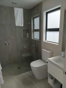 怀蒂昂格Paradise In Whitianga B & B的带淋浴、卫生间和盥洗盆的浴室